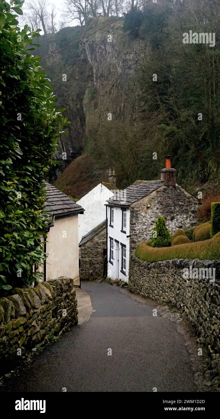 Derbyshire Bergbaudorf Castleton, Steinhäuser, dramatische Landschaft, verwinkelte Gassen, keine Autos. Malerisch Stockfoto