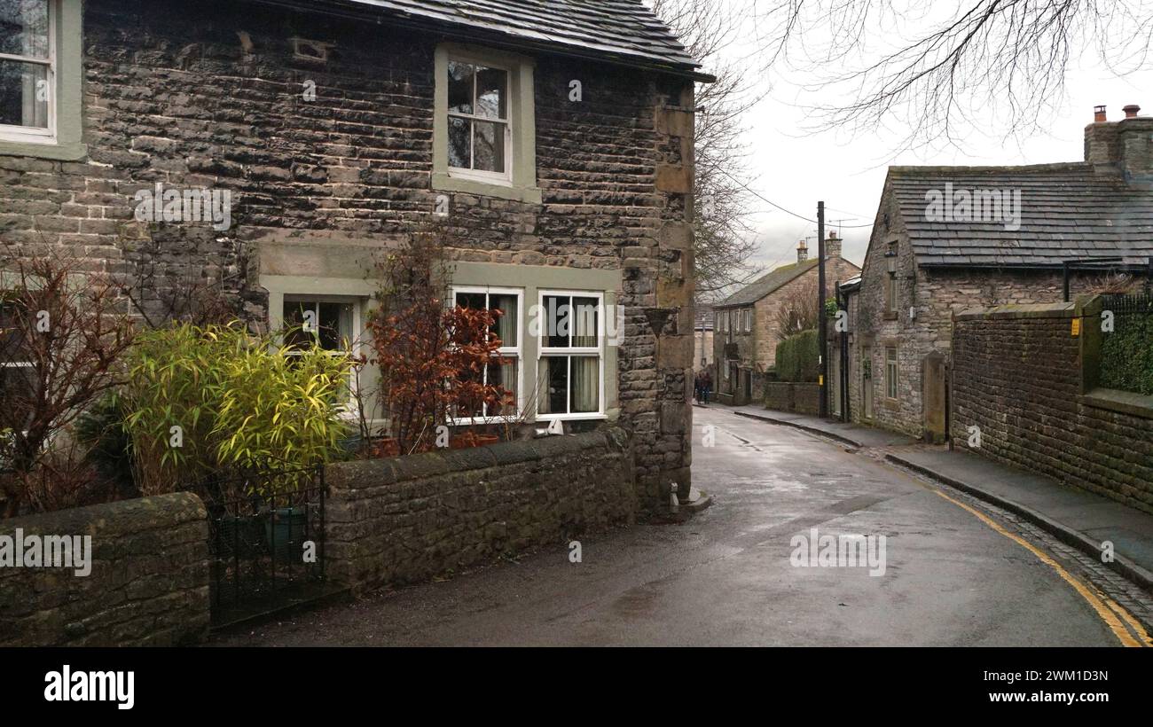 Derbyshire Bergbaudorf Castleton, Steinhäuser, dramatische Landschaft, verwinkelte Gassen, keine Autos. Malerisch Stockfoto