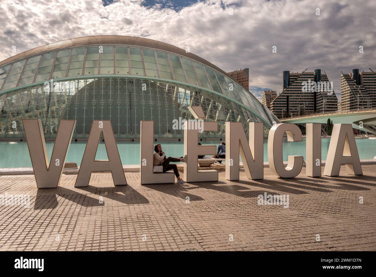 Valencia, 19. Februar 2024: Schild Valencia im Stadtkomplex der Künste und Wissenschaften Stockfoto