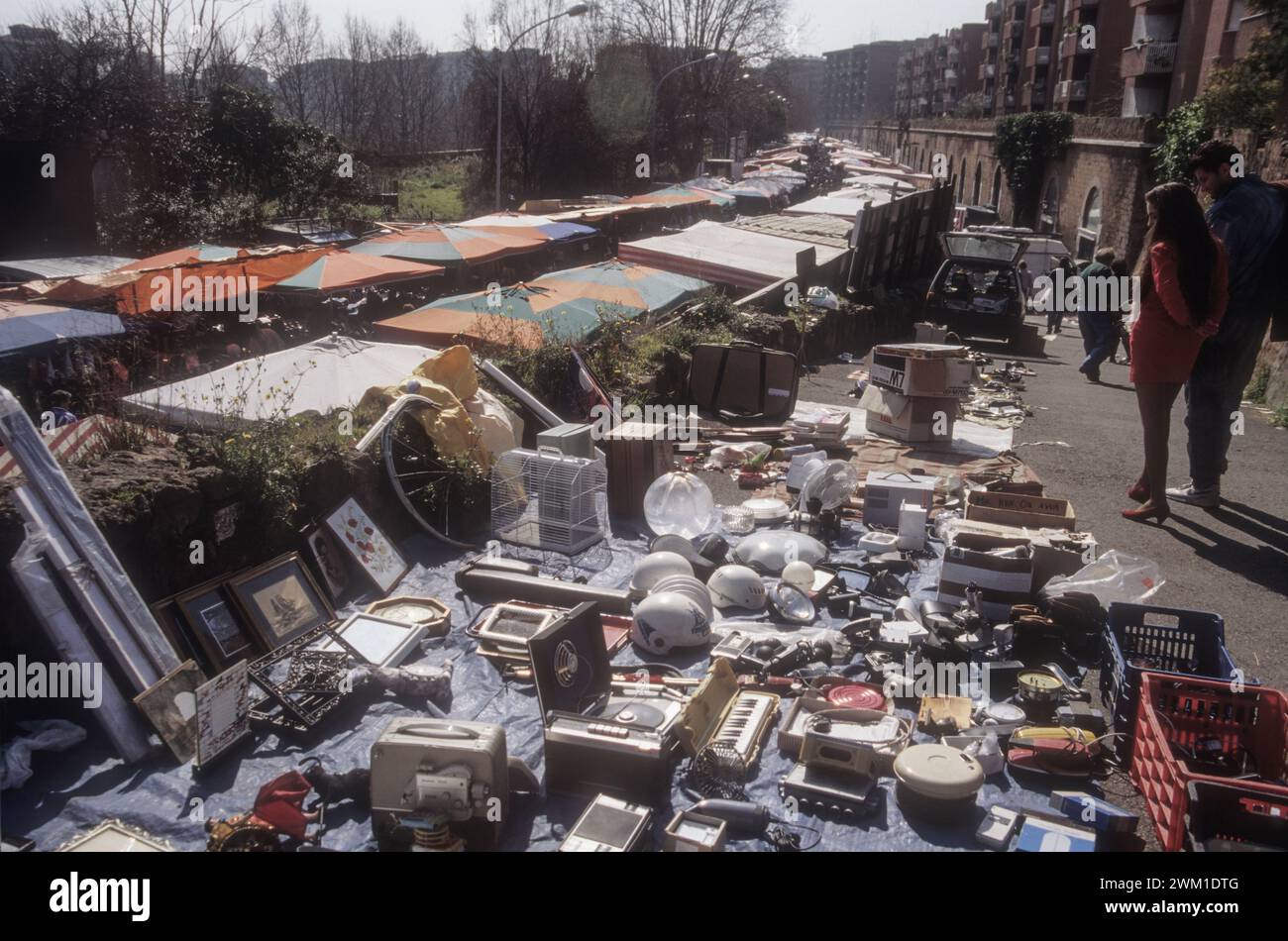 4067675 Rom, 1998. Porta Portese Flohmarkt im Stadtteil Trastevere; (add.info.: Rom, 1998. Porta Portese Flohmarkt im Stadtteil Trastevere Roma, 1998. IL mercato di Porta Portese nel quartiere di Trastevere); © Marcello Mencarini. Alle Rechte vorbehalten 2024. Stockfoto