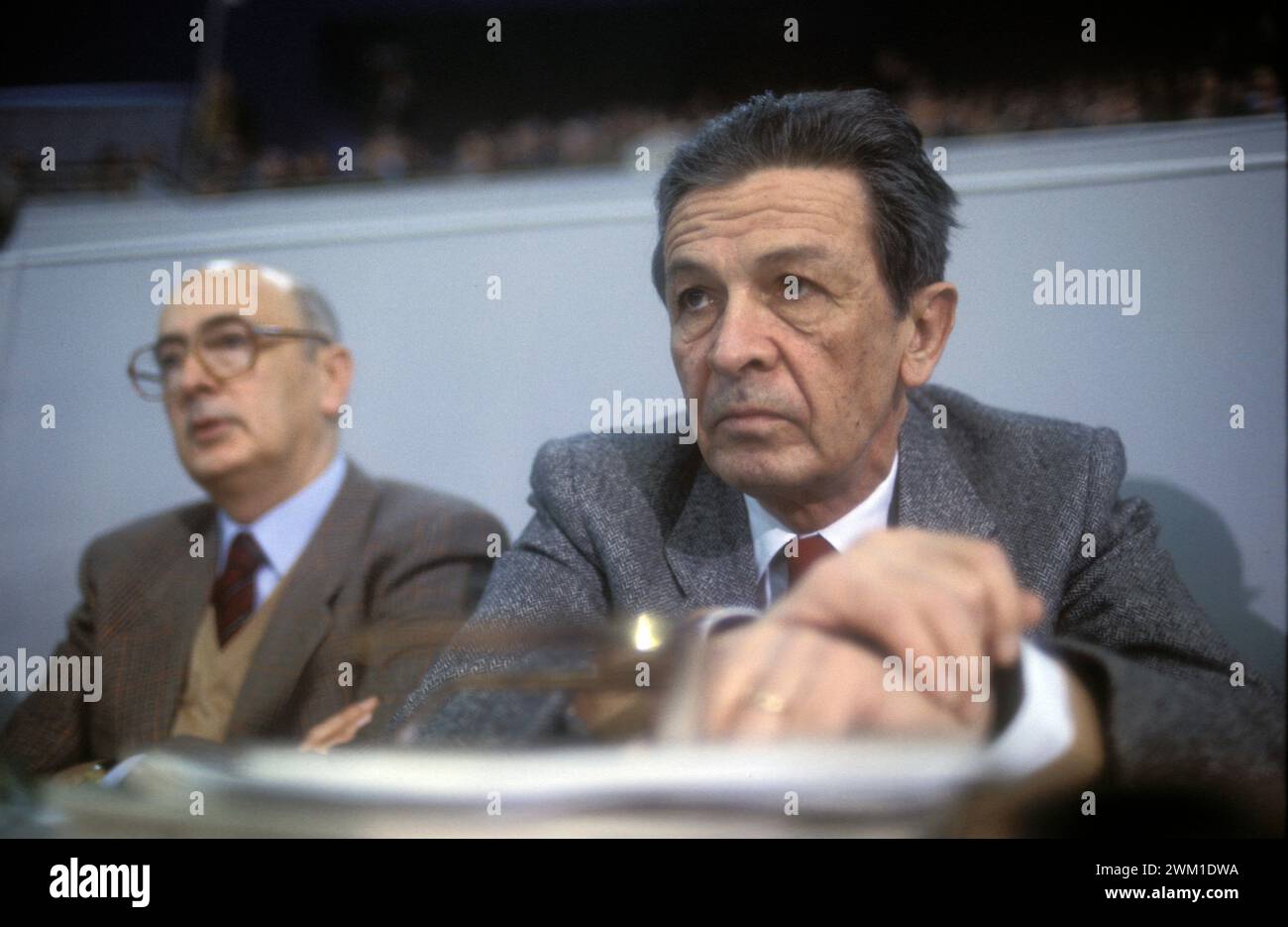 4067705 Rom, 1979, 15. Nationalkongress der Kommunistischen Partei Italiens. Mitglied der Partei Giorgio Napolitano und Sekretär derselben Partei Enrico Berlinguer (1979) (Foto); (add.info.: Rom; Roma, Italien; Rom, 1979. XXV° Congresso del Partito Comunista Italiano. Giorgio Napolitano, membro el partito, e il segretario Enrico Berlinguer (1979)); © Marcello Mencarini. Alle Rechte vorbehalten 2024. Stockfoto