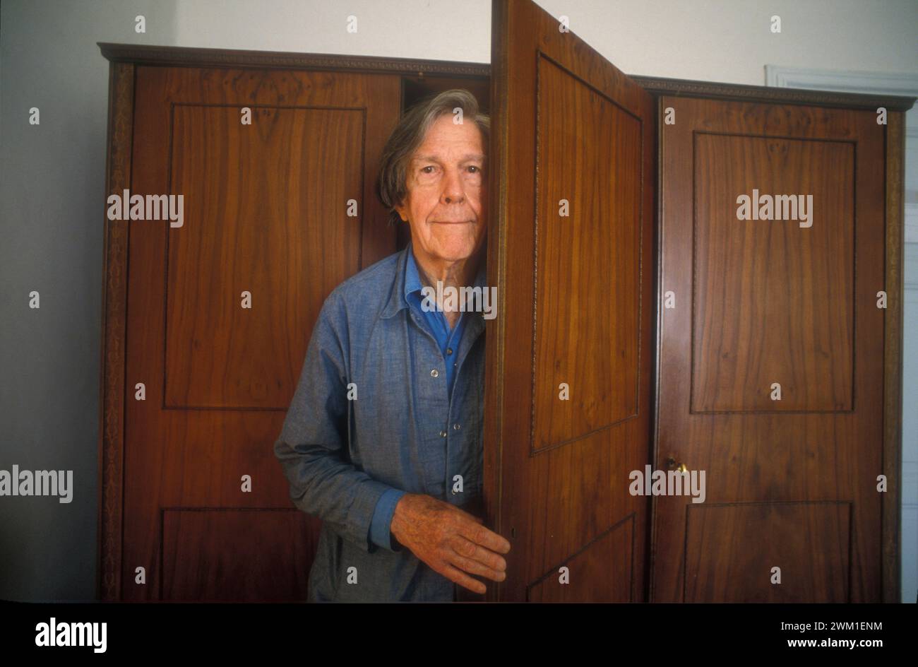 4068040 Perugia, 1992. Der amerikanische Komponist John Cage öffnet die Schranktür in seinem Hotelzimmer (Foto); (add.info.: Perugia, Italien; Italia, Perugia, 1992. IL compositore John Cage mentre apre la porta dell'armadio nella sua stanza d'albergo); © Marcello Mencarini. Alle Rechte vorbehalten 2024. Stockfoto