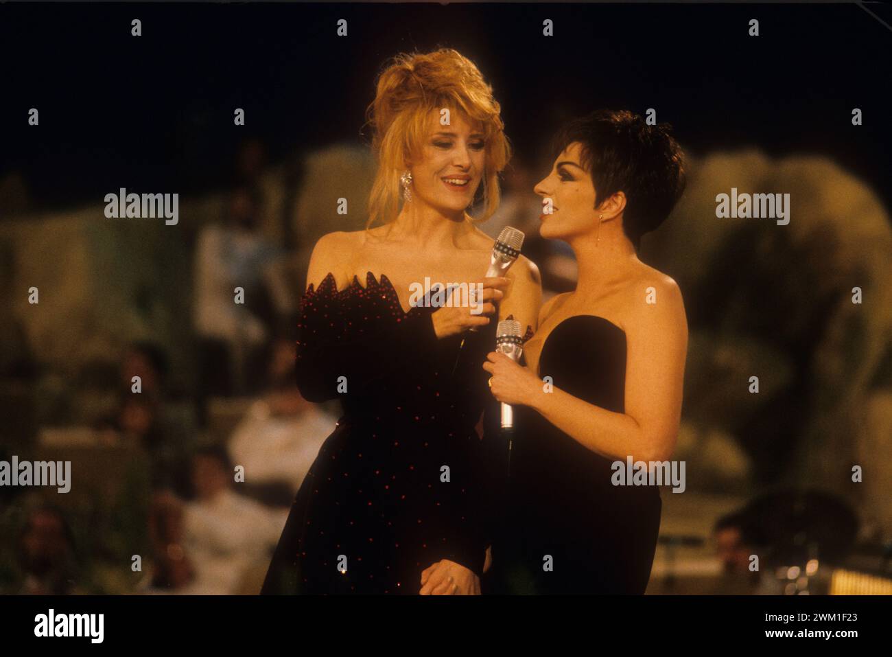 4068111 Sanremo Music Festival 1990. Festival TV Moderatorin Gabriella Carlucci und US-amerikanische Schauspielerin und Sängerin Liza Minnelli, Sondergast beim Festival (Foto); (add.info.: Festival di Sanremo 1990 Festival di Sanremo 1990. La Presentatrice del Festival Gabriella Carlucci con la cantante-attrice Liza Minnelli, Ospite del Festival); © Marcello Mencarini. Alle Rechte vorbehalten 2024. Stockfoto