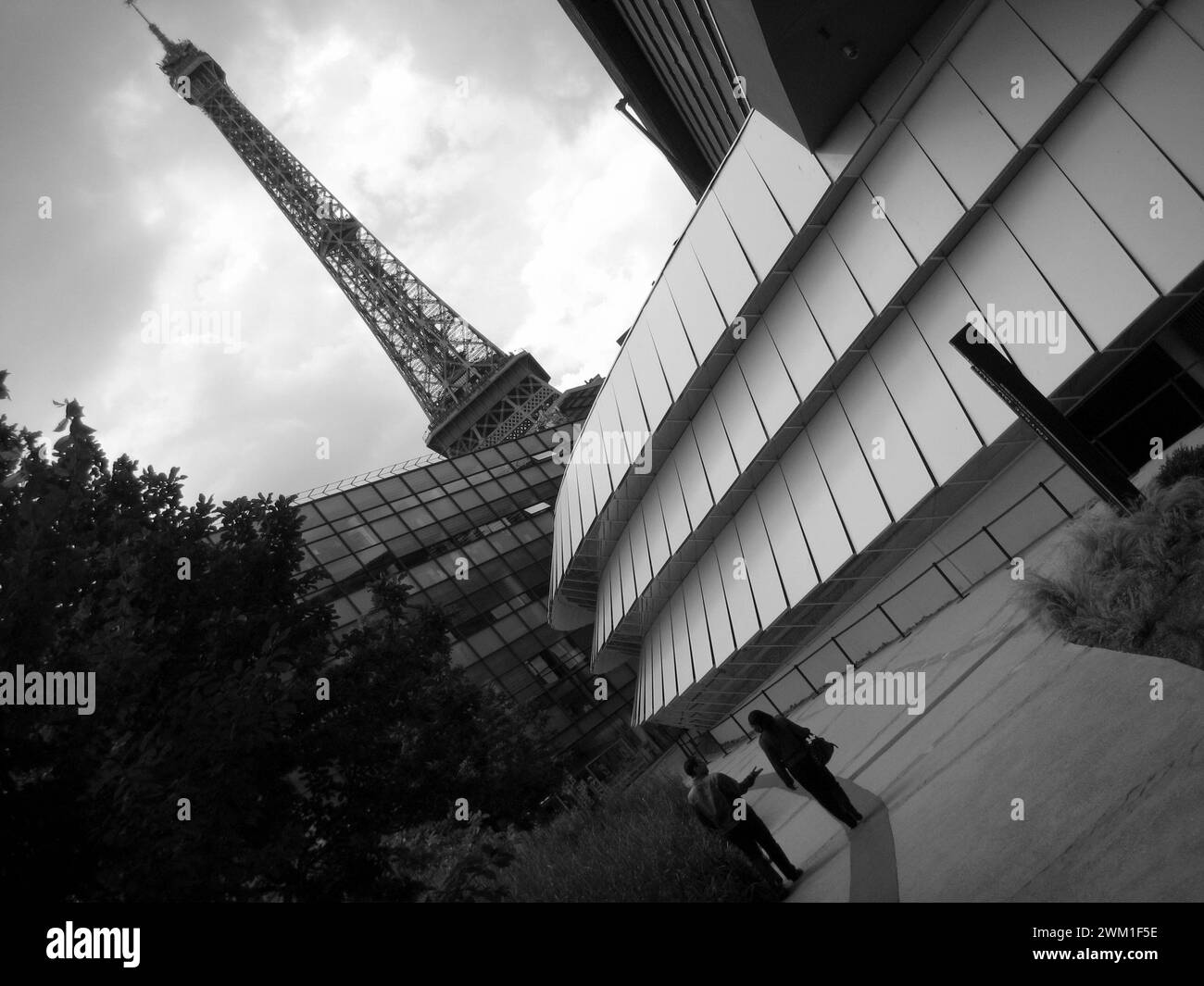 4068207 Blick auf den Eiffelturm vom Museum des Quai Branly in Paris; (add.info.: 24 Stunden in Paris La Torre Eiffel vista dal museo del Quay Branly a Parigi -); © Marcello Mencarini. Alle Rechte vorbehalten 2024. Stockfoto