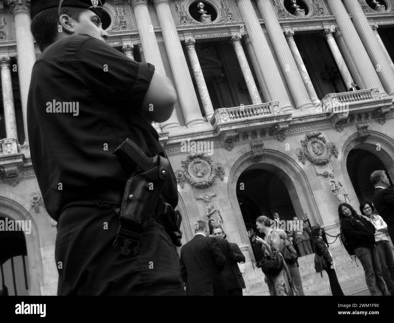 4068249 Polizist vor dem Pariser Opernhaus (Palais Garnier); (add.info.: 24 Stunden in Paris Poliziotto davanti all'Opera di Parigi (Palais Garnier)); © Marcello Mencarini. Alle Rechte vorbehalten 2024. Stockfoto