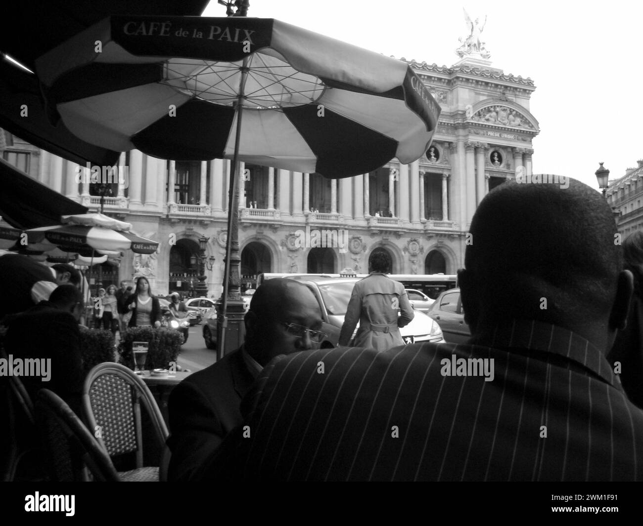 4068250 Personen auf der Terrasse des Cafe de la Paix vor dem Pariser Opernhaus (Palais Garnier); (add.info.: 24 Stunden in Paris Gente seduta nella terrazza del Cafe de la Paix davanti all'Opera di Parigi (Palais Garnier)); © Marcello Mencarini. Alle Rechte vorbehalten 2024. Stockfoto