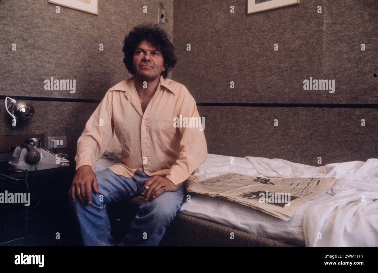 4068344 Rom, 1980. US-Dichter Gregory Corso - in der Stadt, um das zweite Dichterfest in Castelporziano bei Rom zu besuchen - in einem Hotelzimmer (Foto); (add.info.: Rom; Roma, Italien; Italia, Rom, 1980. IL poeta Gregory Corso - in Italia per partecipare al secondo Festival dei poeti di Castelporziano, vicino a Roma - in una stanza d'albergo); © Marcello Mencarini. Alle Rechte vorbehalten 2024. Stockfoto