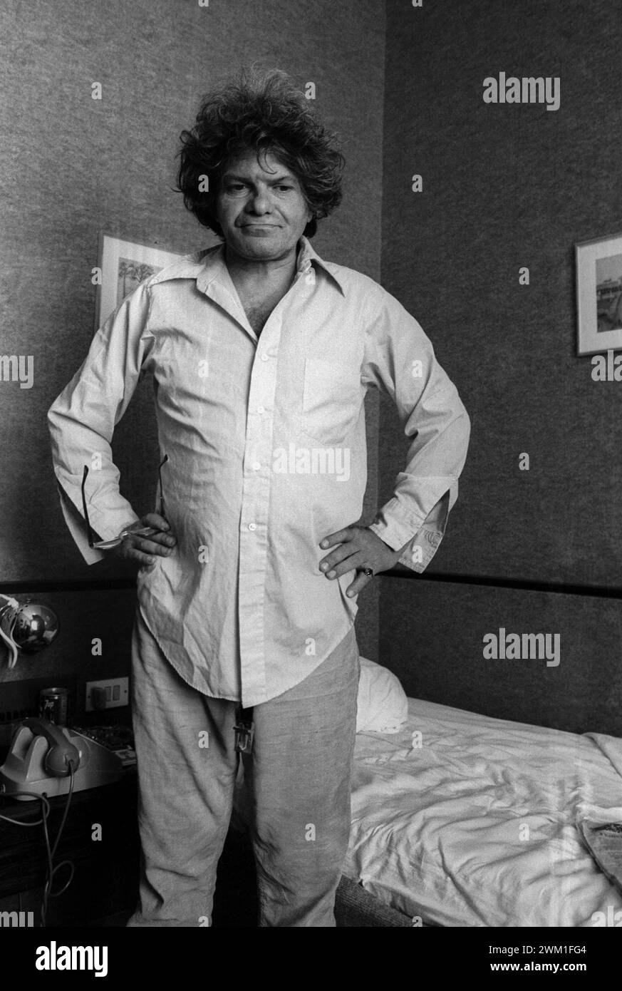 4068346 Rom, 1980. US-Dichter Gregory Corso - in der Stadt, um das zweite Dichterfest in Castelporziano bei Rom zu besuchen - in einem Hotelzimmer (Foto); (add.info.: Rom; Roma, Italien; Italia, Rom, 1980. IL poeta Gregory Corso - in Italia per partecipare al secondo Festival dei poeti di Castelporziano, vicino a Roma - in una stanza d'albergo); © Marcello Mencarini. Alle Rechte vorbehalten 2024. Stockfoto