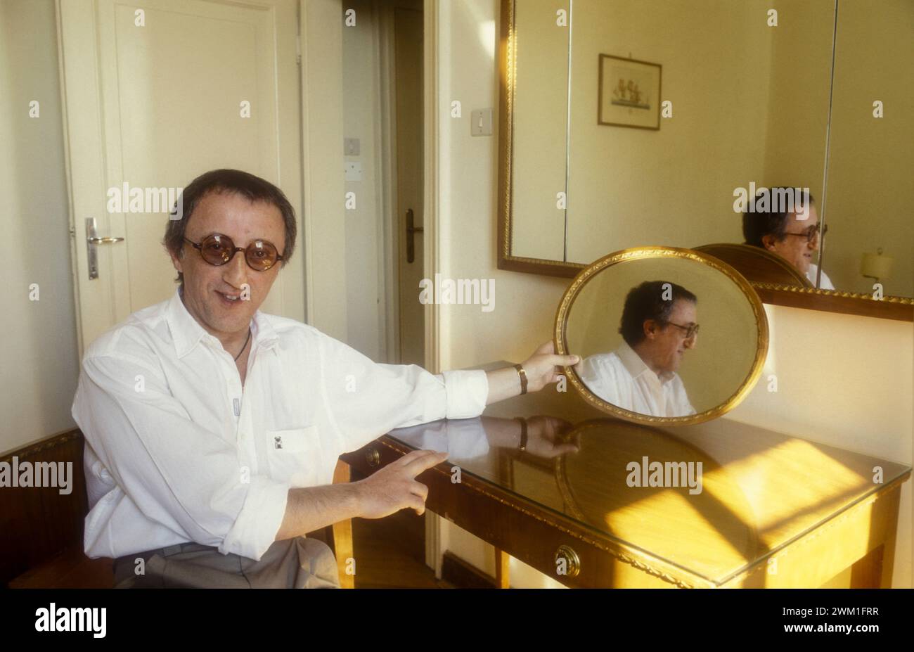 4068508 Filmfestival Venedig 1986. Schauspieler Carlo delle Piane in seinem Zimmer im des Bains Hotel (Foto); (add.info.: Venedig Lido; Lido di Venezia, Italien; Italia, Hotel des Bains Mostra del Cinema di Venezia. L'attore Carlo delle Piane nella sua stanza all'Hotel des Bains); © Marcello Mencarini. Alle Rechte vorbehalten 2024. Stockfoto