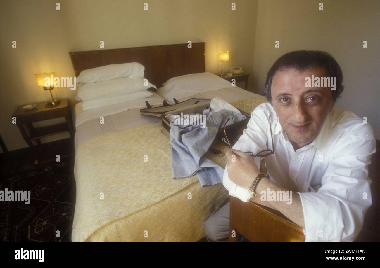 4068507 Filmfestival Venedig 1986. Schauspieler Carlo delle Piane in seinem Zimmer im des Bains Hotel (Foto); (add.info.: Venedig Lido; Lido di Venezia, Italien; Italia, Hotel des Bains Mostra del Cinema di Venezia. L'attore Carlo delle Piane nella sua stanza all'Hotel des Bains); © Marcello Mencarini. Alle Rechte vorbehalten 2024. Stockfoto