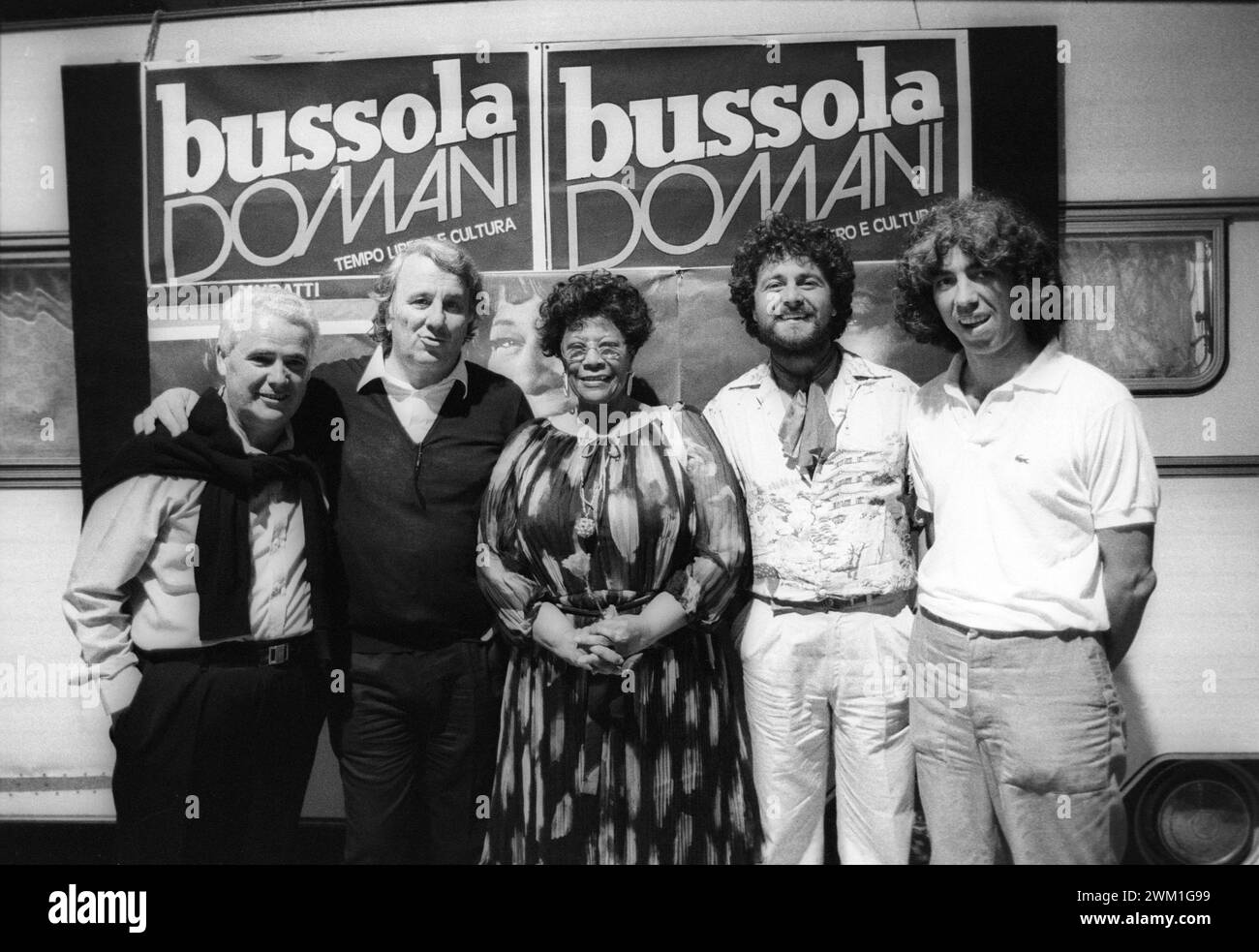 4068700 Le Focette (Toskana), August 1980. Jazzsängerin Ella Fitzgerald bei Bussoladomani, bevor sie in einem Konzert mit dem Gitarristen Joe Pass auftrat. Neben ihr, Besitzer von Bussoladomani Sergio Bernardini (dritter von links), Komiker Beppe Grillo Moderator der Show (vierter von links) und Musikmanager Francesco Sanavio (fünfter von links) (Foto); (add.info.: Pietrasanta, Italien; Italia, Le Focette di Marina di PietrasaElla Fitzgerald und Joe Pass bei Bussola Domani Le Focette, Località di Marina di Pietrasanta (Lucca), agosto 1980. La cantante Ella Fitzgerald a Bussoladomani prima di esibirsi in u Stockfoto