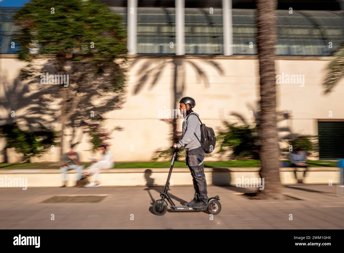 Valencia, 19. Februar 2024: Roller-Fahrer am Palau de la Música de València Stockfoto