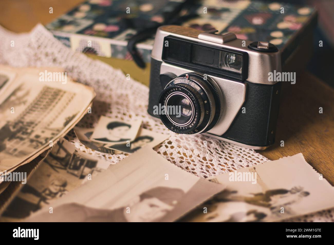 Vintage-Kamera, Fotoalbum und mehrere Bilder Stockfoto