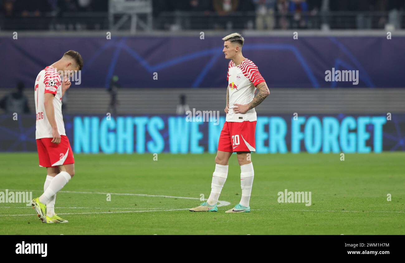 Leipzig, Deutschland. Februar 2024. firo: 13.02.2024, Fußball, UEFA CHAMPIONS LEAGUE, Saison 2023/2024, UCL, CL, Achtelfinale, erstes Leg, RB Leipzig, Red Bull Leipzig - Real Madrid 0:1 Dani OLMO, links und Benjamin SESKO, Leipzig, Enttäuschung vor der zweiten Hälfte, Inschrift auf Werbebanner: Nights we Never Forget Credit: dpa/Alamy Live News Stockfoto