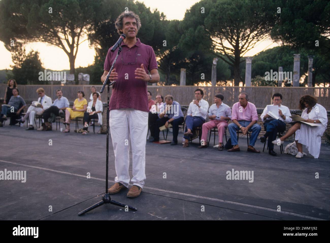 4069593 italienischer Politiker Renato Nicolini beim Dichterfest, in Ostia (Rom), 1994 (Foto); (add.info.: Ancient Ostia, Ostia Antica, Italien, Italia, Il politico Renato Nicolini interviene al Festival dei poeti ad Ostia Antica, 1994); © Marcello Mencarini. Alle Rechte vorbehalten 2024. Stockfoto