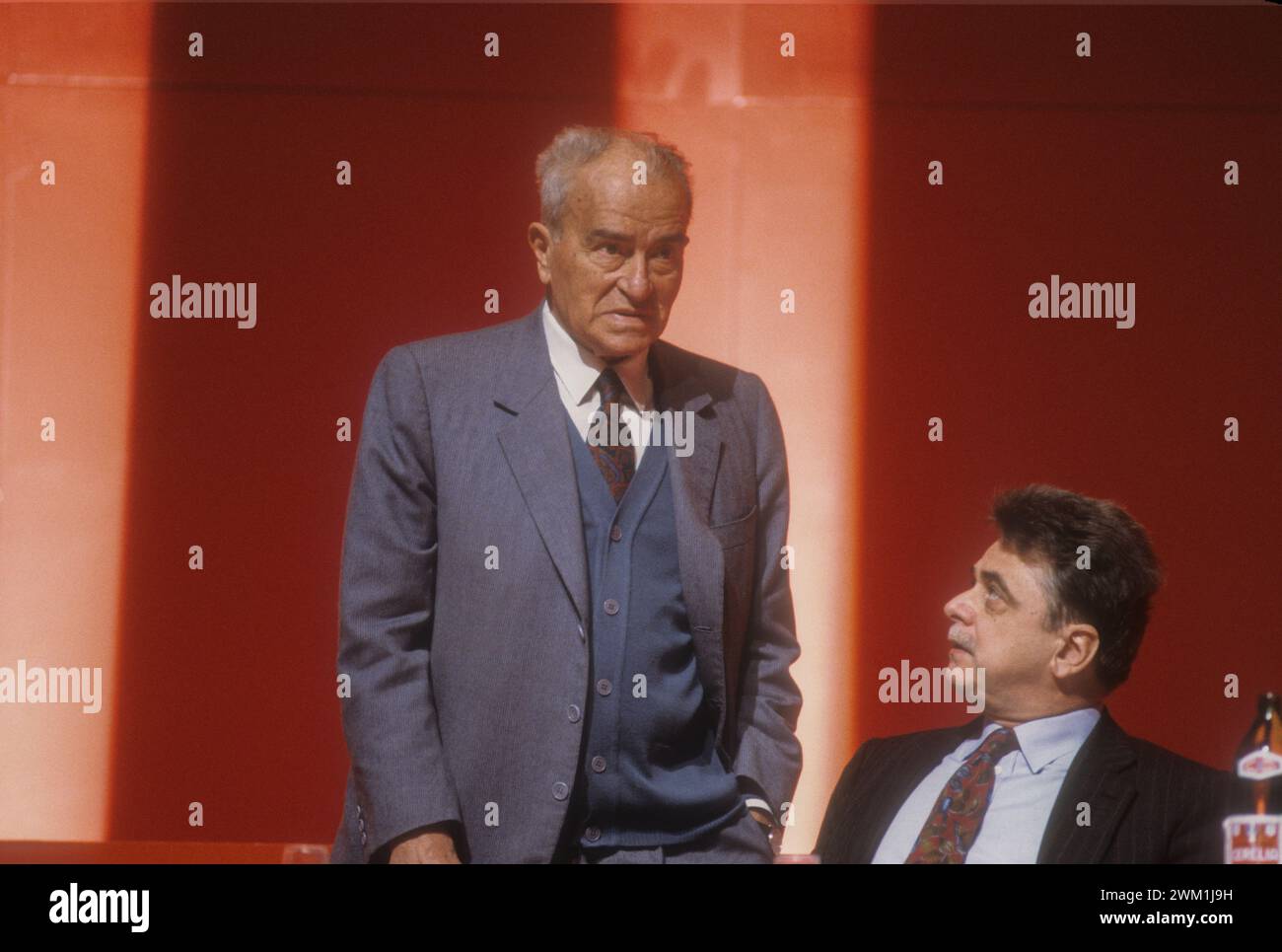 4069601 Pietro Ingrao und der Sekretär der Kommunistischen Partei Italiens Achille Occhetto beim XX. Rimini-Kongress im Februar 1991, als die Kommunistische Partei Italiens ihren Namen in Demokratische Partei der Linken änderte. Pietro Ingrao war einer der führenden Gegner der Auflösung der Kommunistischen Partei Italiens, die kurz darauf in dem sogenannten "Bolognina Wendepunkt" unter Occhetto umgesetzt werden sollte (Foto); (add.info.: Rimini, Italien; Italia, XX° Congresso del PCI a Rimini (1991) Pietro Ingrao e Achille Occhetto, segretario del Partito Comunista Italiano, al XX° Congresso del PCI-PDS che si tenne Stockfoto