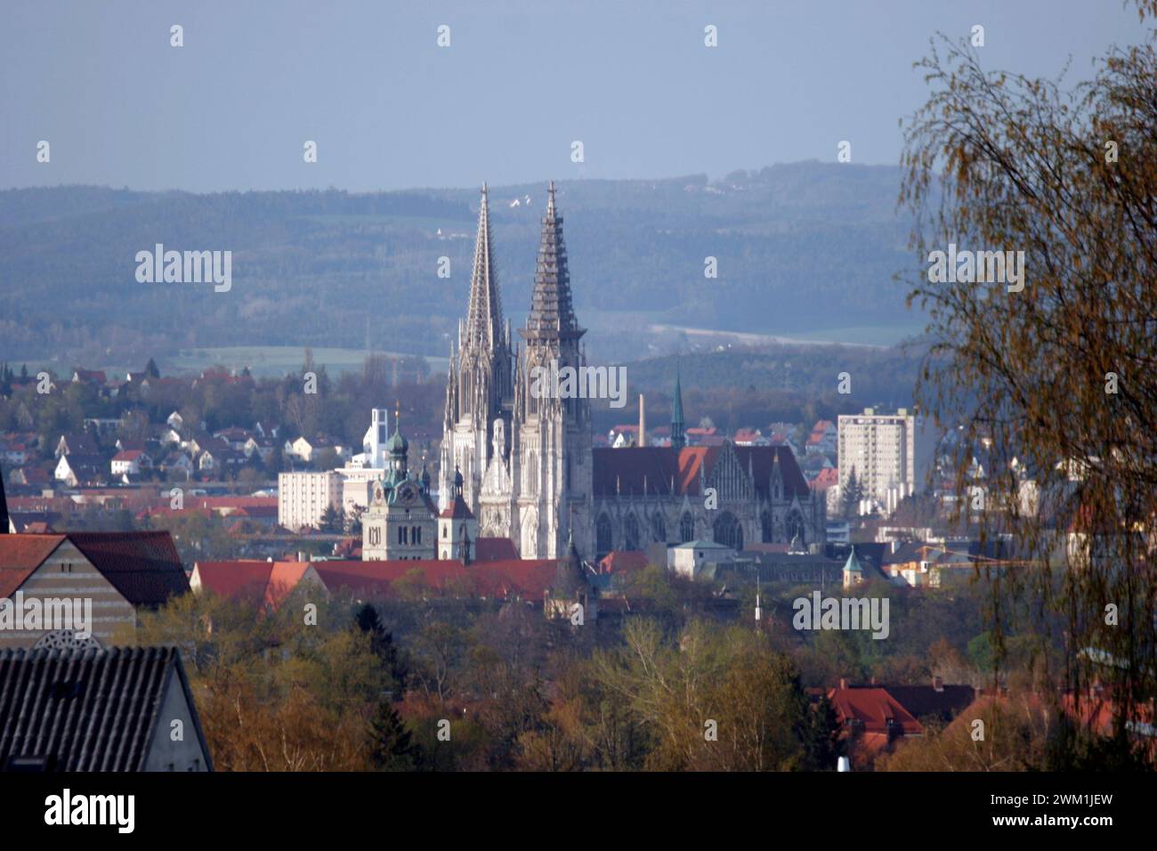 4069700 Regensburg (D), die Stadt, in der GEORG RATZINGER (Papst Benedikt XVI.) lebt. 21. April 2005 (Foto); (add.info.: Regensburg, Deutschland; Germania, Papst Benedikt XVI. Joseph Ratzinger Regensburg (D), la città Taube vive GEORG RATZINGER, fratello di JOSEPH RATZINGER (Papa Benedetto XVI). 21. april 2005); © Marcello Mencarini. Alle Rechte vorbehalten 2024. Stockfoto