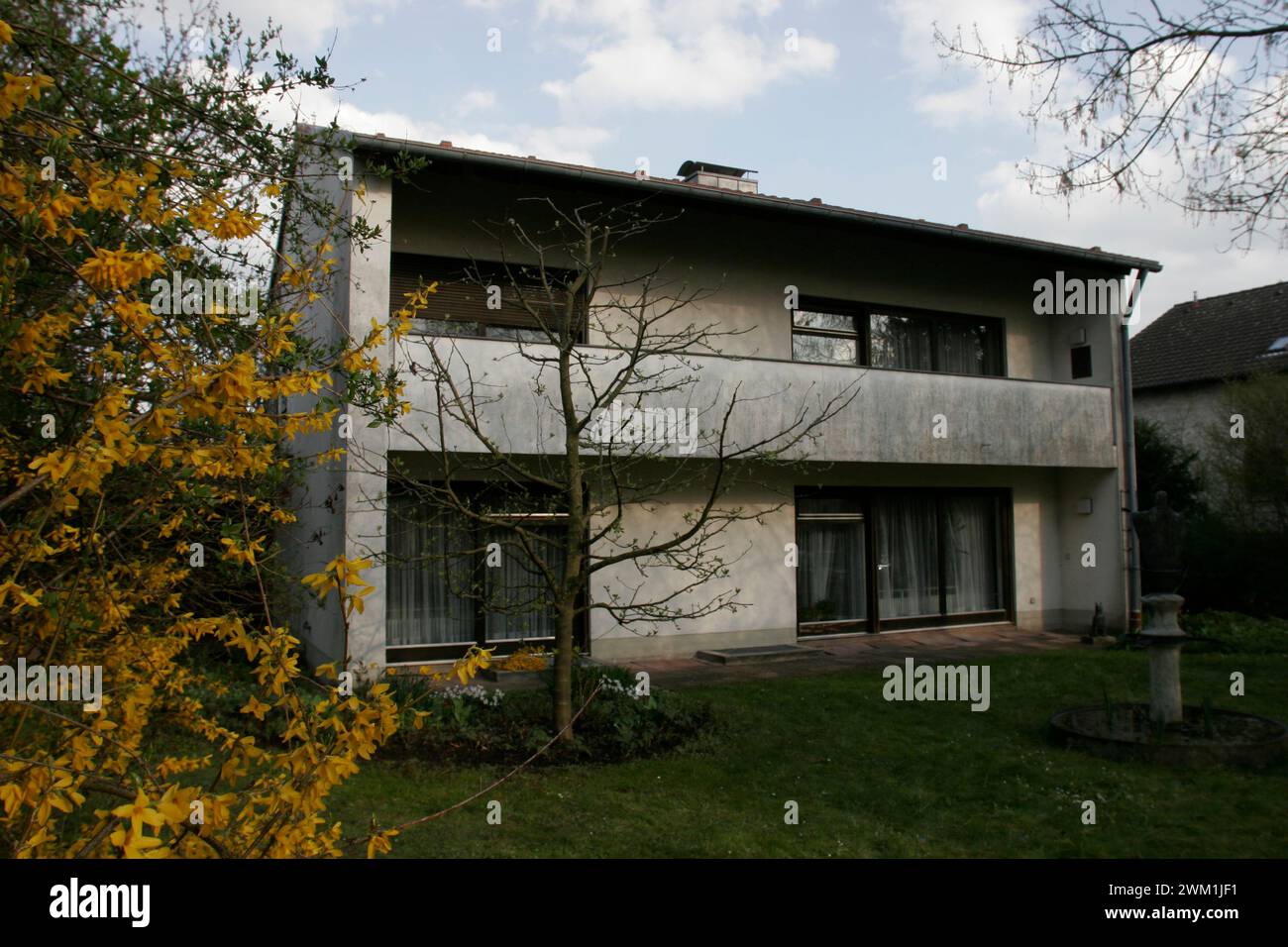 4069697 Ferienhaus von JOSEPH RATZINGER (Papst Benedikt XVI).Pentling, Regensburg (D). 21. April 2005 (Foto); (add.info.: Pentling, Deutschland; Germania, Papst Benedikt XVI. Joseph Ratzinger La casa delle vacanze di JOSEPH RATZINGER (Papa Benedetto XVI.). Pentling, Regensburg (D). 21. april 2005); © Marcello Mencarini. Alle Rechte vorbehalten 2024. Stockfoto