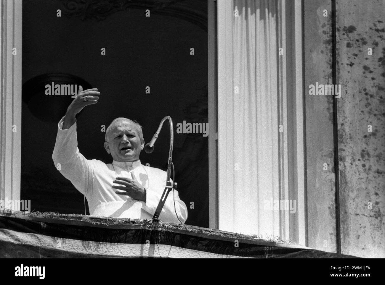 4069720 Vatikanstadt, 1979. Papst Johannes Paul II. Spricht vom Fenster des Apostolischen Palastes (Foto); (add.info.: Vatikanstadt, Vatikanstadt (Heiliger Stuhl), Città del Vaticano, 1979. Papa Giovanni Paolo II mentre parla dalla finestra del Palazzo apostolico); © Marcello Mencarini. Alle Rechte vorbehalten 2024. Stockfoto