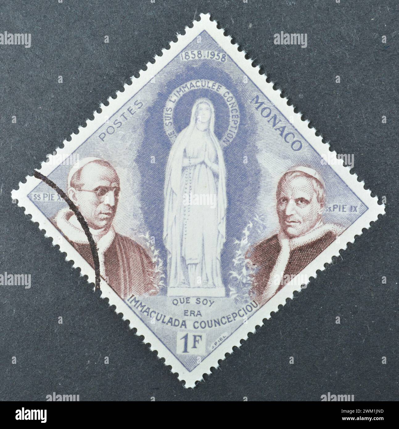Gestempelte Briefmarke, gedruckt von Monaco, auf der Marienstatue, Papst Pius XII. Und Papst Pius IX., Marienerscheinung in Lourdes, 100. Jahrestag, Stockfoto