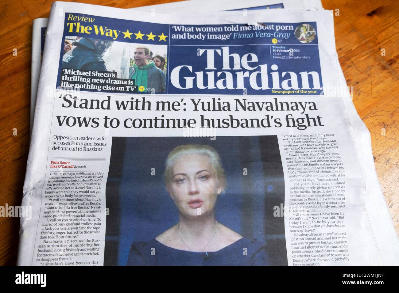 'Stand with me': Yulia Navalnaya schwört, den Kampf des Mannes fortzusetzen' Guardian Zeitung Schlagzeilen Titelseite nach Ehemann Alexi Navalny Tod 2024 Großbritannien Stockfoto