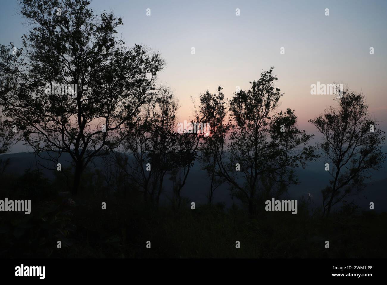 Sonnenuntergang (oder Sonnenuntergang) ist das Verschwinden der Sonne unter dem Horizont der Erde Stockfoto