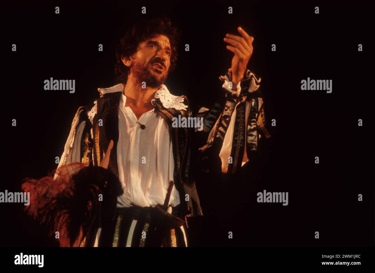 4069878 Rom, Sistina Theater, 1985. Schauspieler Gigi Proietti in Cyrano de Bergerac, Co-Regie mit Ennio Coltorti (Foto); (add.info.: Rom; Roma, Italien; Italia, Teatro Sistina Roma, Teatro Sistina, 1985. L'attore Gigi Proietti in 'Cyrano de Bergerac', da lui diretto insieme a Ennio Coltorti); © Marcello Mencarini. Alle Rechte vorbehalten 2024. Stockfoto