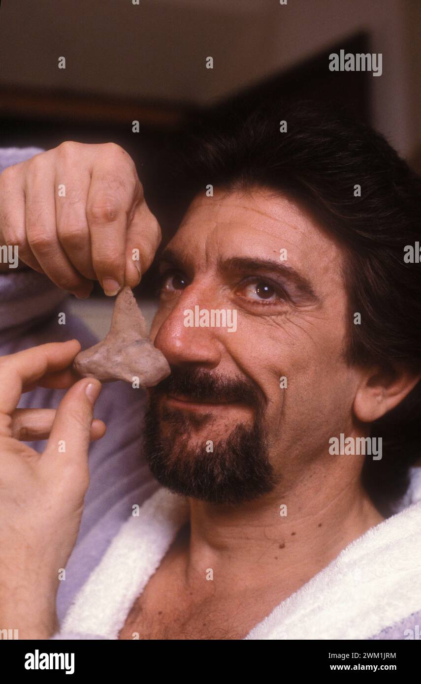 4069875 Rom, Sistina Theater, 1985. Schauspieler Gigi Proietti in seiner Garderobe, bevor er in „Cyrano de Bergerac“ auftrat, Co-Regie mit Ennio Coltorti (Foto); (add.info.: Rom; Roma, Italien; Italia, Teatro Sistina Roma, Teatro Sistina, 1985. L'attore Gigi Proietti in camerino prima di recitare in 'Cyrano de Bergerac', da lui diretto insieme a Ennio Coltorti); © Marcello Mencarini. Alle Rechte vorbehalten 2024. Stockfoto