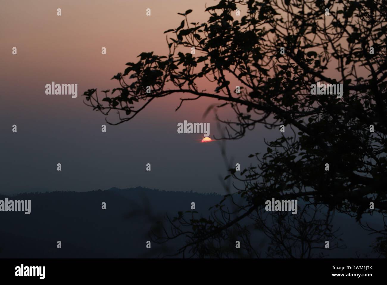 Sonnenuntergang (oder Sonnenuntergang) ist das Verschwinden der Sonne unter dem Horizont der Erde Stockfoto