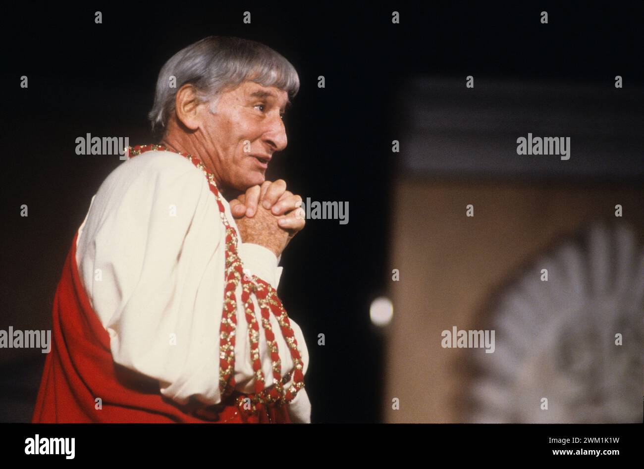 4069928 Ancient Ostia (Rom), Teatro Romano, Juli 1984. Italienischer Schauspieler Renato Rascel in Plautus' Casina (Foto); (add.info.: Ancient Ostia; Ostia antica, Italien; Teatro Antico Ostia Antica (Roma), Teatro Romano, luglio 1984. L'attore Renato Rascel in Casina di Tito Maccio Plauto); © Marcello Mencarini. Alle Rechte vorbehalten 2024. Stockfoto