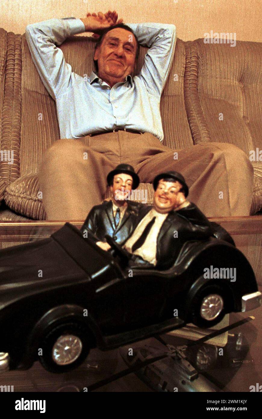 4070180 Rom, Juni 2000. Schauspieler Alberto Sordi in seinem Haus hinter einer kleinen Statue, die Stan Laurel und Oliver Hardy darstellt. Alberto Sordi in der italienischen Sprache Oliver Hardy von 1939 bis 1951 (Foto); (add.info.: Rom; Roma, Italien; Italia, Roma, giugno 2000. L'attore Alberto Sordi su un divano a casa sua, dietro una statuetta di Stanlio e Ollio. Alberto Sordi ha doppiato in italiano Oliver Hardy (Ollio) dal 1939 al 1951); © Marcello Mencarini. Alle Rechte vorbehalten 2024. Stockfoto