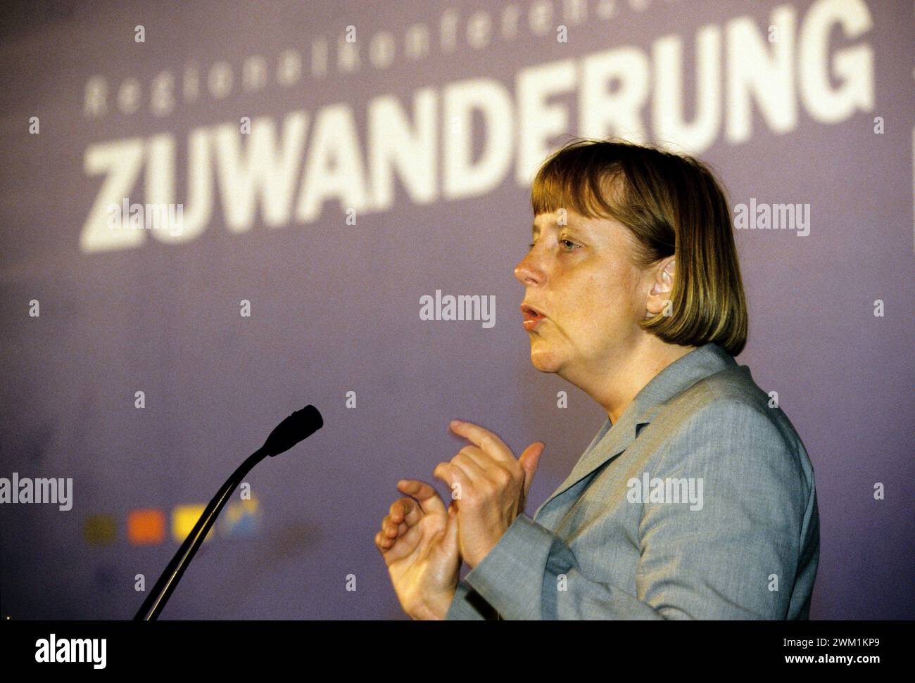 Politik, Angela Merkel. 17.05.2001, EU, DEU, Deutschland, Nordrhein-Westfalen, Düsseldorf: Dr. Angela Merkel, Bundesvorsitzende der CDU auf der Regionalkonferenz der CDU. EU, DEU, Deutschland, Nordrhein-Westfalen, Düsseldorf: Dr. Angela Merkel, Bundesvorsitzende der CDU auf der CDU-Regionalkonferenz. Stockfoto