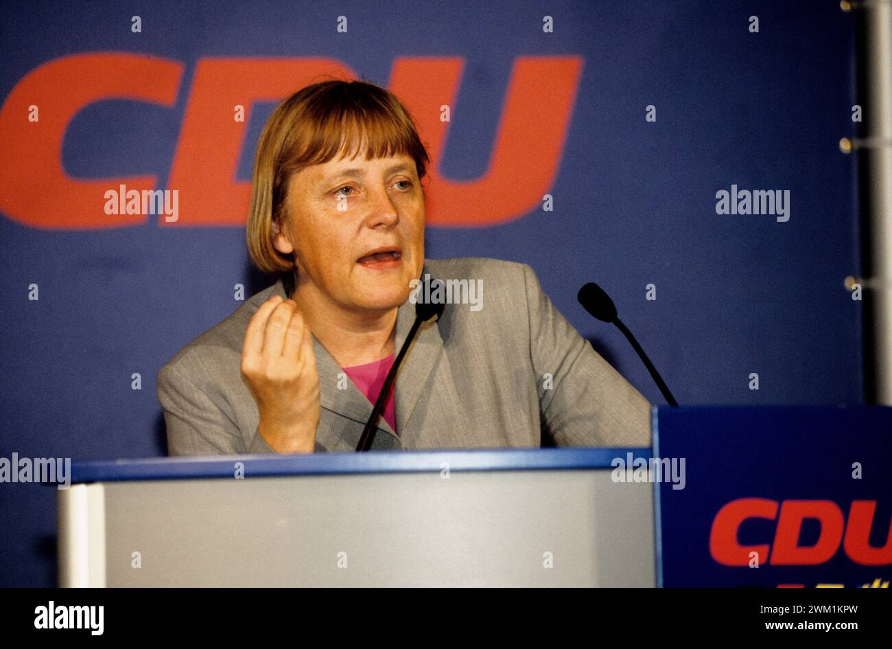 Politik, Angela Merkel. 17.05.2001, EU, DEU, Deutschland, Nordrhein-Westfalen, Düsseldorf: Dr. Angela Merkel, Bundesvorsitzende der CDU auf der Regionalkonferenz der CDU. EU, DEU, Deutschland, Nordrhein-Westfalen, Düsseldorf: Dr. Angela Merkel, Bundesvorsitzende der CDU auf der CDU-Regionalkonferenz. Stockfoto