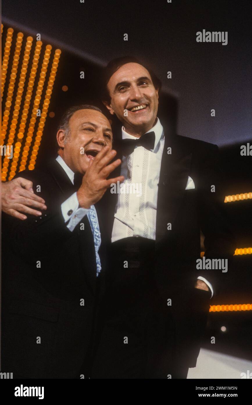 4070392 Sanremo Musikfestival 1984. Italienischer Sänger Claudio Villa, Sondergast des Festivals und Fernsehmoderator Pippo Baudo (Foto); (add.info.: Sanremo, Italien; Italia, Festival di Sanremo 1984 Festival di Sanremo 1984. IL cantante Claudio Villa, ospite del Festival, e il präsentatore televisivo Pippo Baudo); © Marcello Mencarini. Alle Rechte vorbehalten 2024. Stockfoto