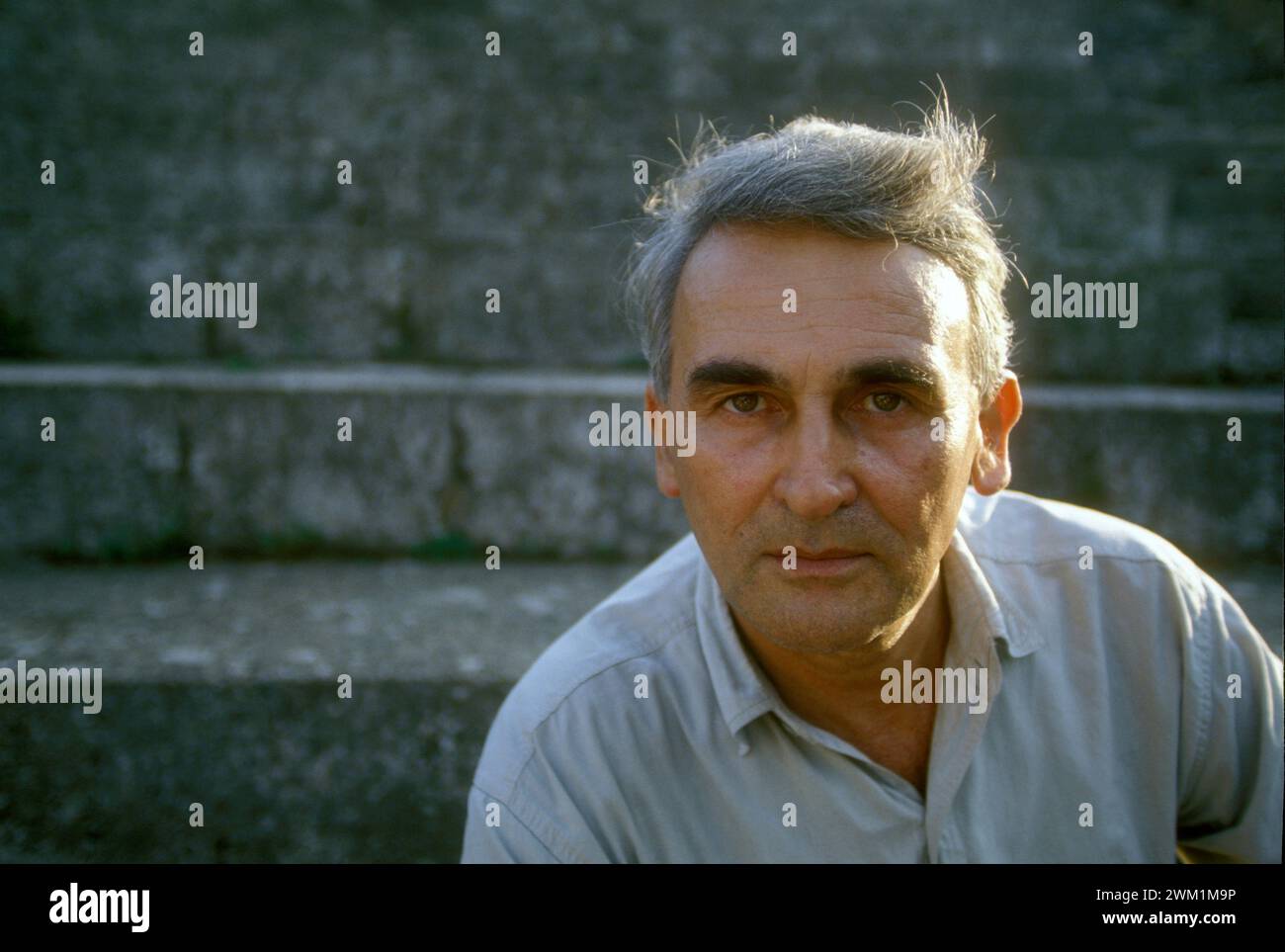 4070468 Altes Ostia (Rom). Italienischer Dichter Valentino Zeichen beim Festival der Dichter 1994 (Foto); (add.info.: Ancient Ostia, Ostia Antica, Italien, Theater Roma, Teatro romano Ostia Antica (Roma). IL poeta Valentino Zeichen al Festival dei poeti 1994); © Marcello Mencarini. Alle Rechte vorbehalten 2024. Stockfoto