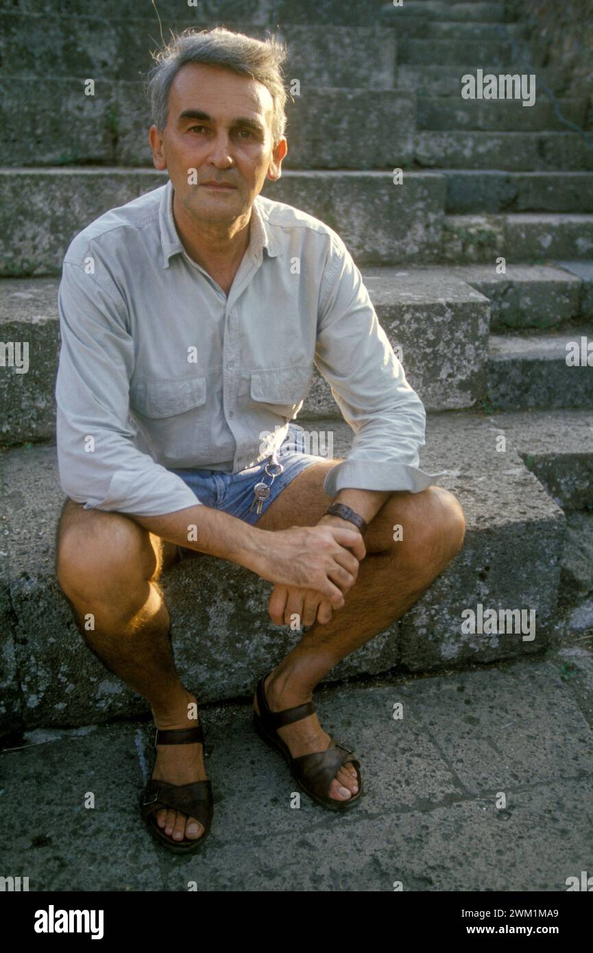 4070470 Altes Ostia (Rom). Italienischer Dichter Valentino Zeichen beim Festival der Dichter 1994 (Foto); (add.info.: Ancient Ostia, Ostia Antica, Italien, Theater Roma, Teatro romano Ostia Antica (Roma). IL poeta Valentino Zeichen al Festival dei poeti 1994); © Marcello Mencarini. Alle Rechte vorbehalten 2024. Stockfoto