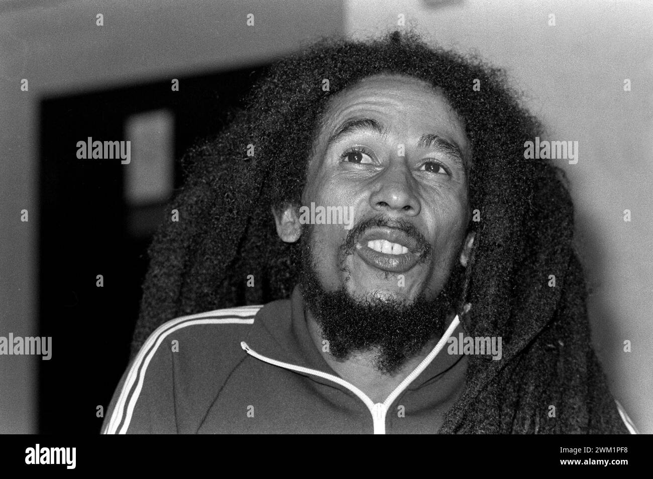 MME4702961 Portrait des jamaikanischen Reggaesängers und Gitarristen Bob Marley. 1980; (add.info.: Portrait des jamaikanischen Reggaesängers und Gitarristen Bob Marley. 1980); © Marcello Mencarini. Alle Rechte vorbehalten 2023. Stockfoto