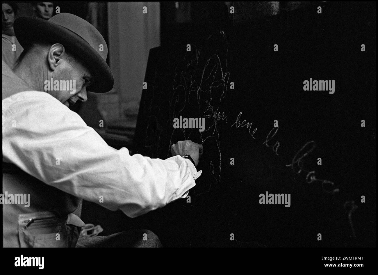 MME4714301 Künstler JOSEPH BEUYS während einer Performance, Rom, Palazzo Braschi/JOSEPH BEUYS, Künstler, Performing a Performance, Roma, Palazzo Braschi, Museo di Roma,/; (add.info.: Künstler JOSEPH BEUYS während einer Performance, Rom, Palazzo Braschi/JOSEPH BEUYS, Künstler, Performing a Performance, Roma, Palazzo Braschi, Museo di Roma,/); © Marcello Mencarini. Alle Rechte vorbehalten 2024. Stockfoto