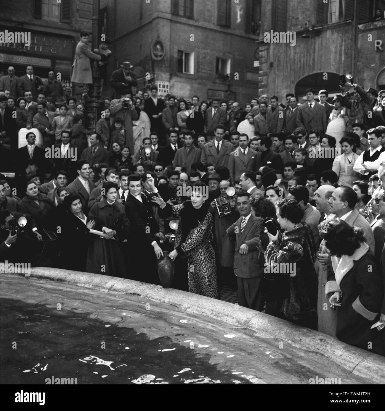 MME4717186 Rom, 25-02-1957 italienische Schauspielerin Gina Lollobrigida vor dem Trevi-Brunnen/Roma, 25-02-1957 L'attrice Gina lollobrigida davanti alla fontana di Trevi - Marcello Mencarini Historical Archive; (add.info.: Rom, 25-02-1957 italienische Schauspielerin Gina Lollobrigida vor dem Trevi-Brunnen/Roma, 25-02-1957 L'attrice Gina lollobrigida davanti alla fontana di Trevi - Marcello Mencarini Historical Archives); Foto © Marcello Mencarini Archives. Stockfoto
