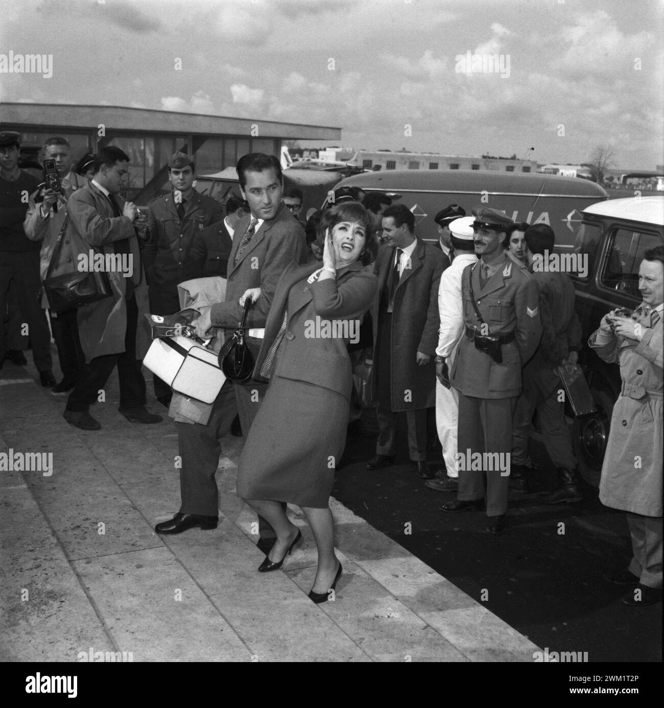 MME4717844 Rom, 1960 italienische Schauspielerin Gina Lollobrigida und ihr Mann Mirko Skofic/Roma, 1960 L'attrice Gina Lollobrigida con il marito Mirko Skofic - Marcello Mencarini Historical Archives; (add.info.: Rom, 1960 die italienische Schauspielerin Gina Lollobrigida und ihr Ehemann Mirko Skofic/Roma, 1960 L'attrice Gina Lollobrigida con il marito Mirko Skofic - Marcello Mencarini Historical Archives); Foto © Marcello Mencarini Archives. Stockfoto