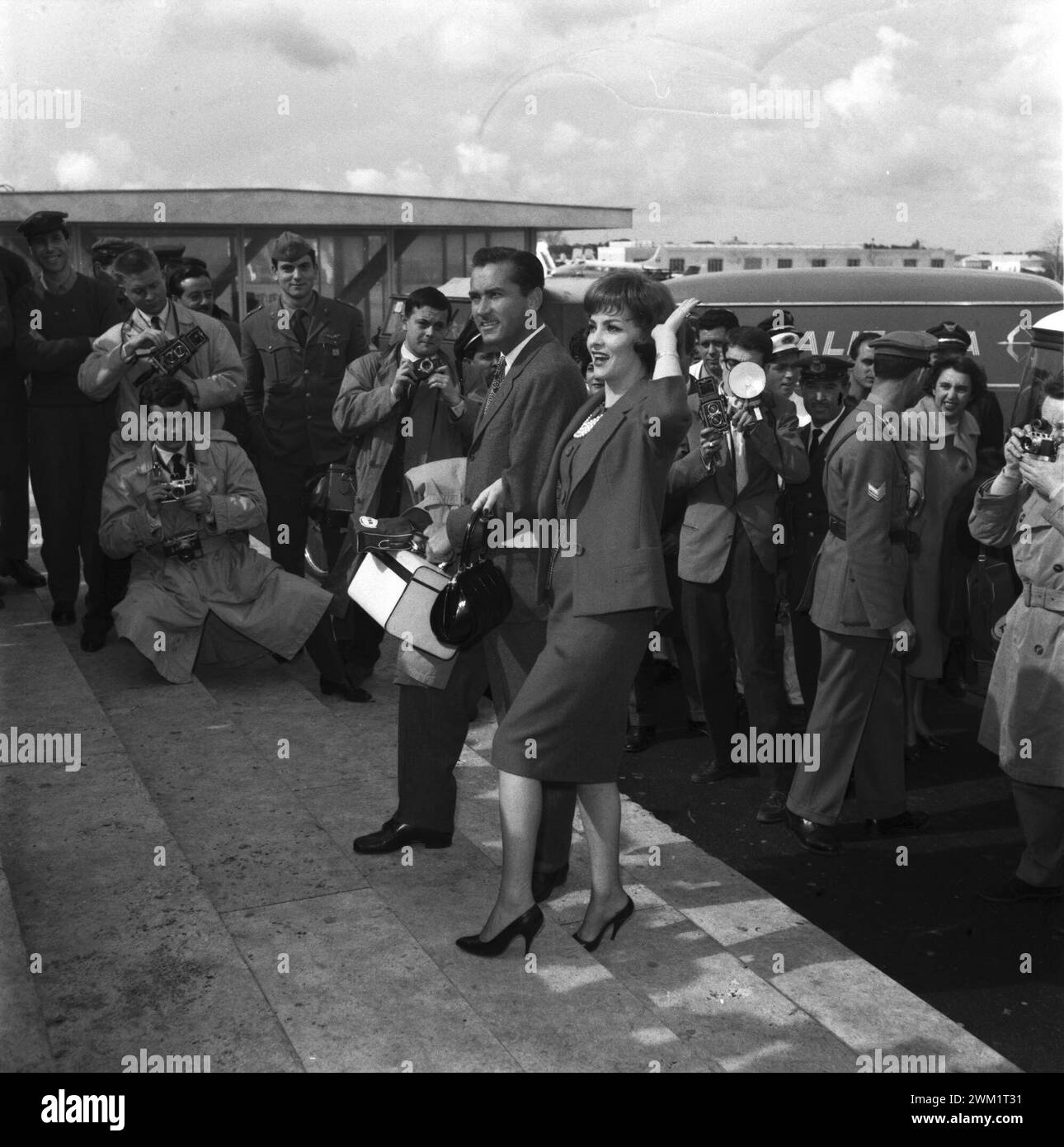 MME4717846 Rom, 1960 italienische Schauspielerin Gina Lollobrigida und ihr Mann Mirko Skofic/Roma, 1960 L'attrice Gina Lollobrigida con il marito Mirko Skofic - Marcello Mencarini Historical Archives; (add.info.: Rom, 1960 die italienische Schauspielerin Gina Lollobrigida und ihr Ehemann Mirko Skofic/Roma, 1960 L'attrice Gina Lollobrigida con il marito Mirko Skofic - Marcello Mencarini Historical Archives); Foto © Marcello Mencarini Archives. Stockfoto