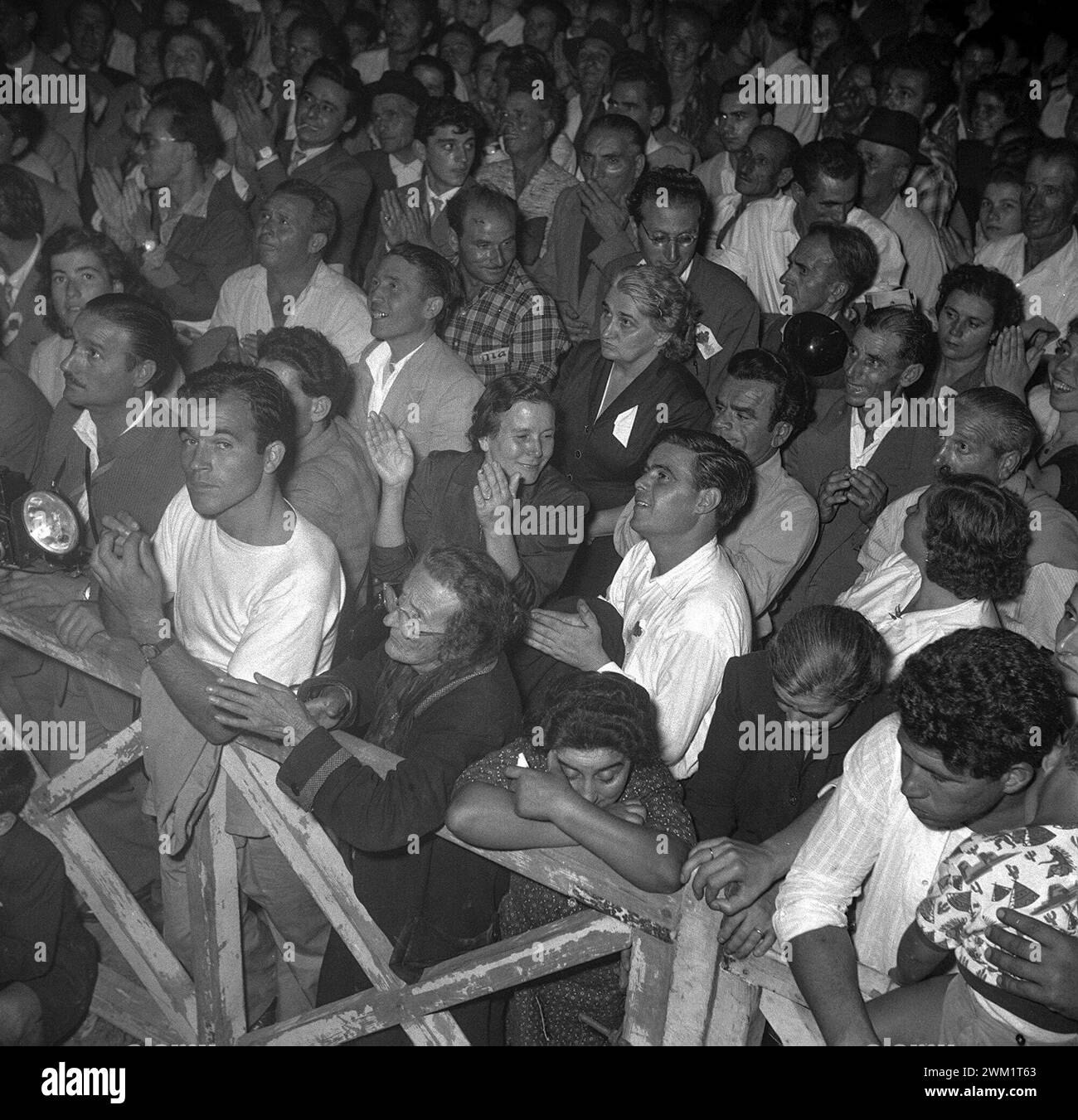 MME4719303 Rom, 30 2011-09-1956 Festa dell'Unit¿ (fest der Einheit), eines der jährlichen Freiluftsitzungen für PCI-Kämpfer, die von der Kommunistischen Partei Italiens (PCI) organisiert werden, um seine Zeitung "„ L'Unit¿“/Roma zu finanzieren, 2009-09-1956 Festa del'UNO dei Festival annuali organizzati dal partito comunista italiano (PCI) per finanziare il quotidiano “” Suo organo ufficiale – Marcello Mencarini Historical Archive; (30 add.info.: Rom, 30 2011-09-1956 Festa dell'Unit¿ (Festival der Einheit) eines der jährlichen Freiluftsitzungen für PCI-Kämpfer, die von der Kommunistischen Partei Italiens (PCI) organisiert werden, um seine Zeitung „“ L zu finanzieren Stockfoto