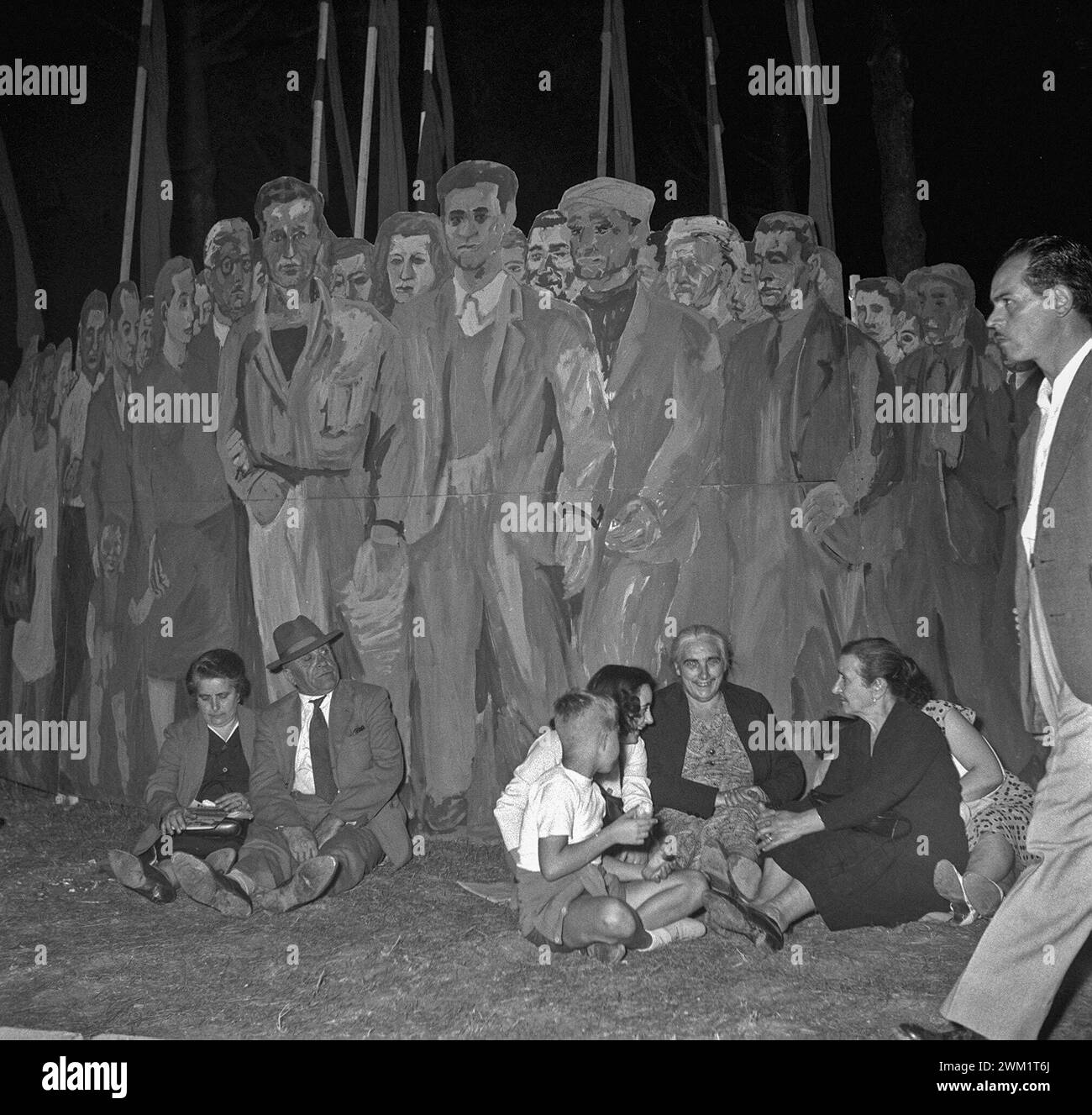 MME4719312 Rom, 30 2011-09-1956 Festa dell'Unit¿ (fest der Einheit), eines der jährlichen Freiluftsitzungen für PCI-Kämpfer, die von der Kommunistischen Partei Italiens (PCI) organisiert werden, um seine Zeitung "„ L'Unit¿“/Roma zu finanzieren, 2009-09-1956 Festa del'UNO dei Festival annuali organizzati dal partito comunista italiano (PCI) per finanziare il quotidiano “” Suo organo ufficiale – Marcello Mencarini Historical Archive; (30 add.info.: Rom, 30 2011-09-1956 Festa dell'Unit¿ (Festival der Einheit) eines der jährlichen Freiluftsitzungen für PCI-Kämpfer, die von der Kommunistischen Partei Italiens (PCI) organisiert werden, um seine Zeitung „“ L zu finanzieren Stockfoto