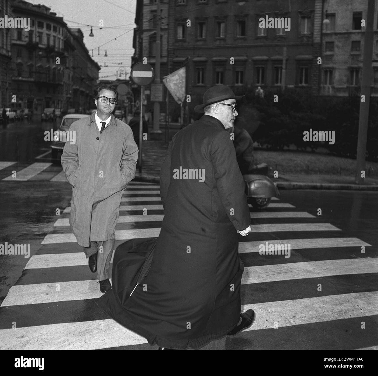 MME4720449 Rom, 1961 italienischer Politiker Giorgio La Malfa Meeting a Catholic Priest Walking on the Road/Roma, 1961 Il politico repubblicano Giorgio La Malfa mentre incrocia un prete camminando per strada - Marcello Mencarini Historical Archive; (add.info.: Rom, 1961 italienischer Politiker Giorgio La Malfa Treffen mit einem katholischen Priester auf der Straße/Roma, 1961 Il politico repubblicano Giorgio La Malfa mentre incrocia un prete camminando per strada - Marcello Mencarini Historical Archives); Foto © Marcello Mencarini Archives. Stockfoto