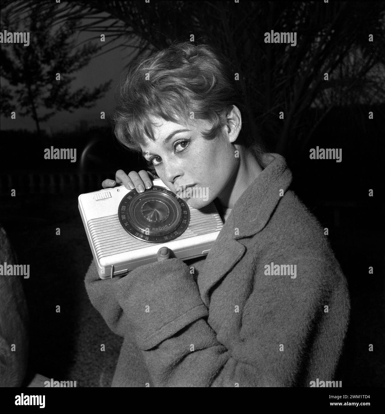 MME4722499 Brigitte Bardot Holding a Radio, Roma, 1960 (s/W Foto); (add.info.: Rome, 1960. Schauspielerin Brigitte Bardot in ihrem römischen Haus mit Radio/Roma, 1960.); Foto © Aldo Durazzi/Marcello Mencarini Archives. Stockfoto