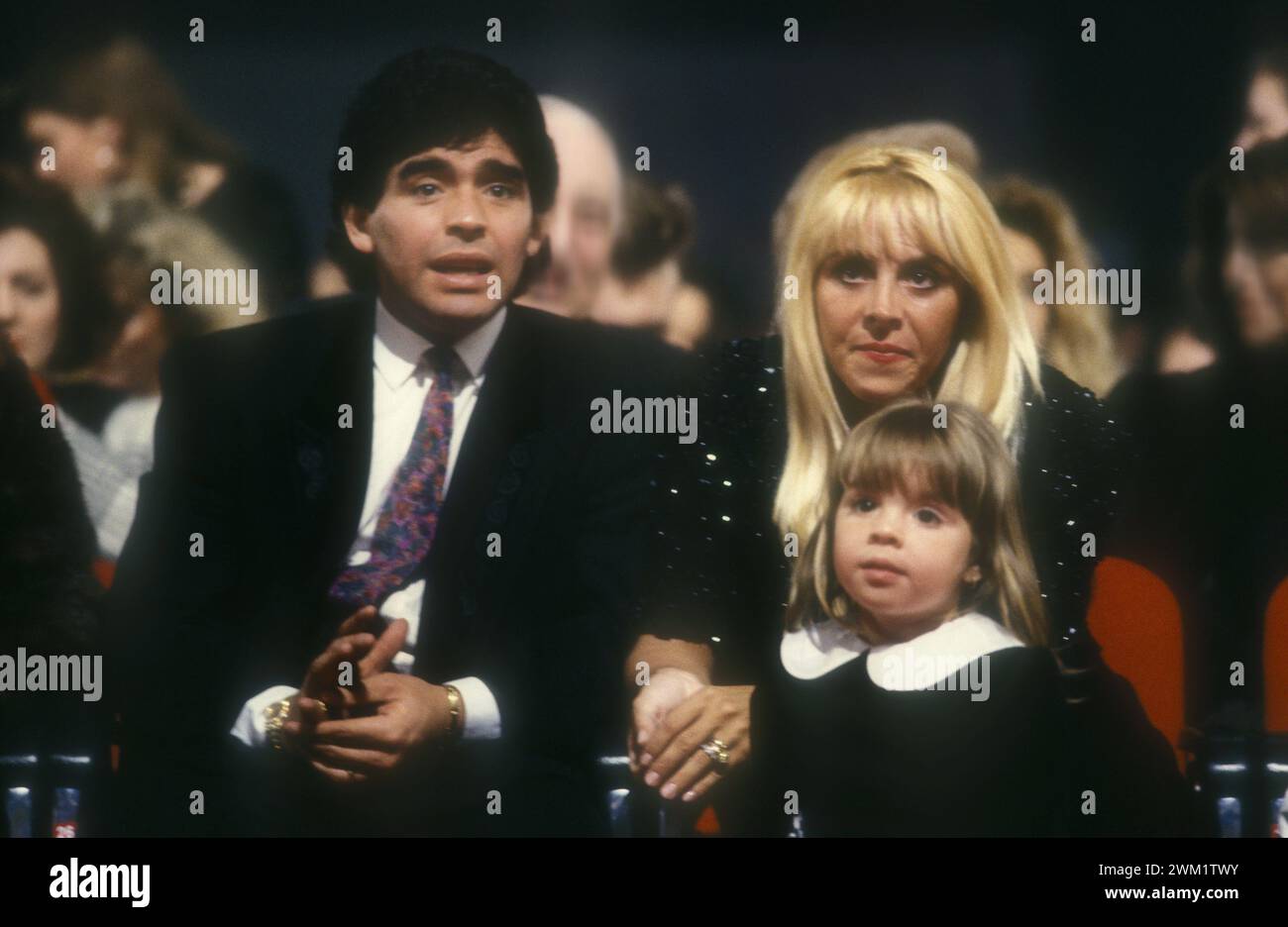 MME4726401 argentinischer Fußballspieler Diego Armando Maradona, seine Frau Claudia und eine ihrer beiden Tochter, 1991/Il calciatore Diego Armando Maradona, sua moglie Claudia e una delle loro figlie figlia, 1991 -; (add.info.:) der argentinische Fußballspieler Diego Armando Maradona, seine Frau Claudia und eine ihrer beiden Tochter, 1991/Il calciatore Diego Armando Maradona, sua moglie Claudia e una delle loro figlie figlia, 1991 -); © Marcello Mencarini. Alle Rechte vorbehalten 2024. Stockfoto
