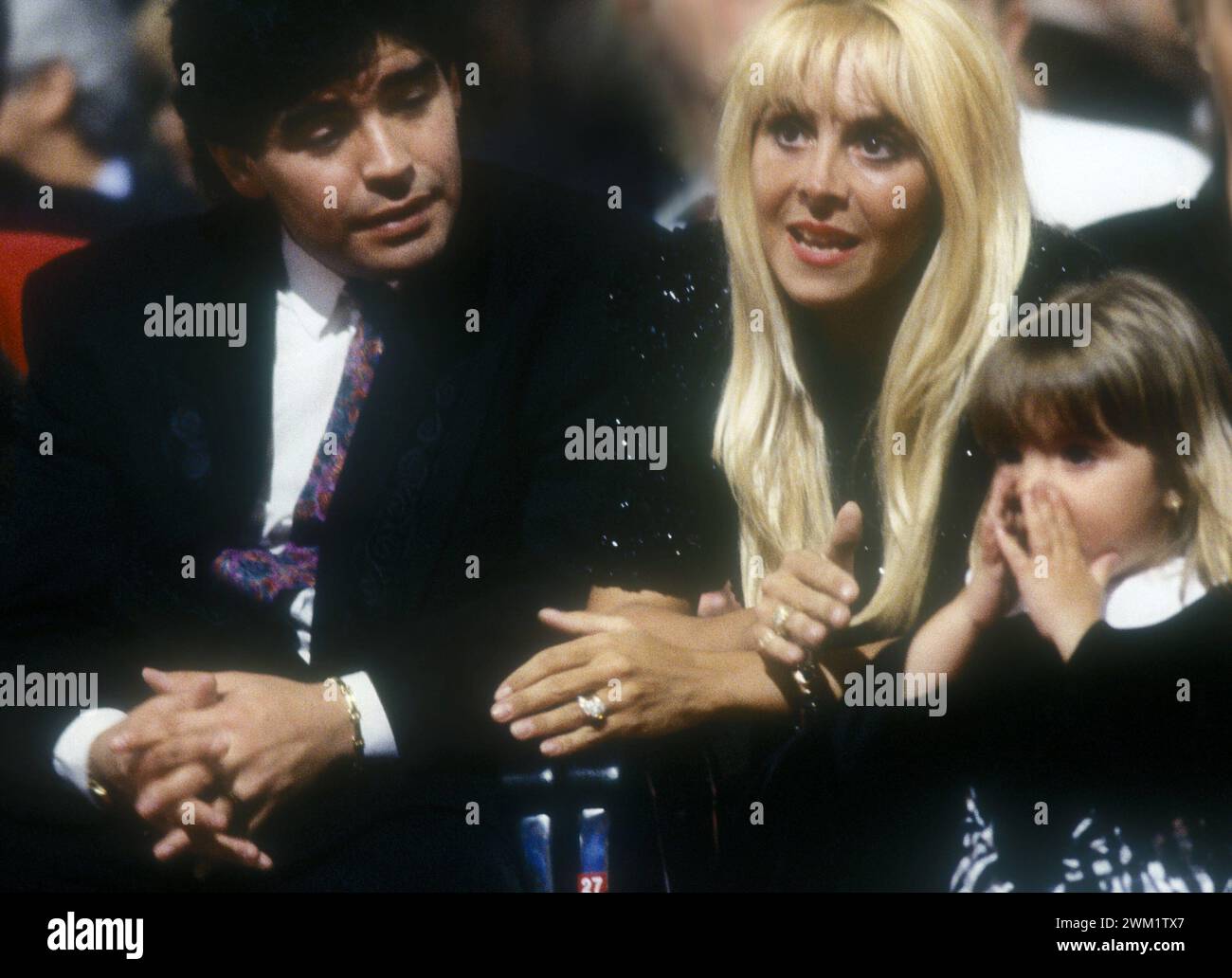 MME4726366 argentinischer Fußballspieler Diego Armando Maradona, seine Frau Claudia und eine ihrer beiden Tochter, 1991/Il calciatore Diego Armando Maradona, sua moglie Claudia e una delle loro figlie figlia, 1991 -; (add.info.:) der argentinische Fußballspieler Diego Armando Maradona, seine Frau Claudia und eine ihrer beiden Tochter, 1991/Il calciatore Diego Armando Maradona, sua moglie Claudia e una delle loro figlie figlia, 1991 -); © Marcello Mencarini. Alle Rechte vorbehalten 2024. Stockfoto