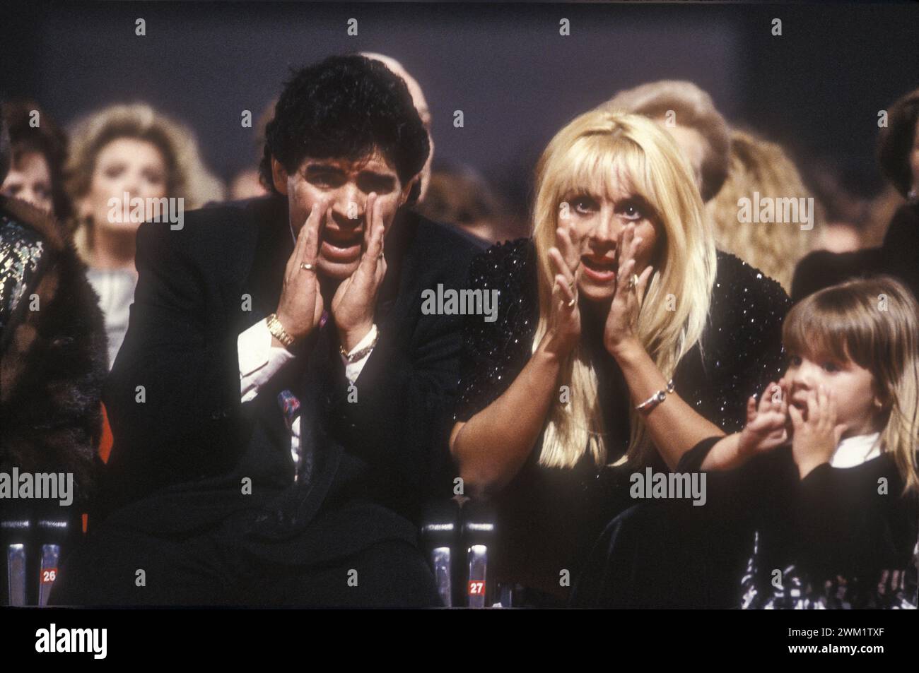 MME4726416 argentinischer Fußballspieler Diego Armando Maradona, seine Frau Claudia und eine ihrer beiden Tochter, 1991/Il calciatore Diego Armando Maradona, sua moglie Claudia e una delle loro figlie figlia, 1991 -; (add.info.:) der argentinische Fußballspieler Diego Armando Maradona, seine Frau Claudia und eine ihrer beiden Tochter, 1991/Il calciatore Diego Armando Maradona, sua moglie Claudia e una delle loro figlie figlia, 1991 -); © Marcello Mencarini. Alle Rechte vorbehalten 2024. Stockfoto