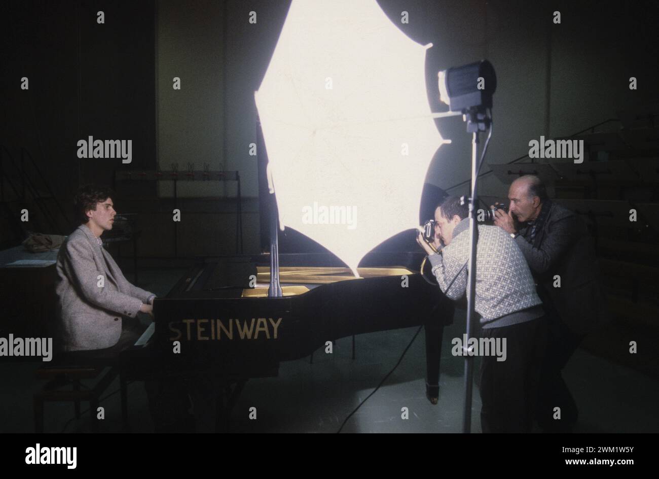 MME4728975 Rom, RAI Auditorium im Foro Italico, ca. 1982. Deutscher klassischer Pianist Alexander Lonquich, aufgenommen von Fotografen während einer Probe/Roma, Auditorium RAI del Foro Italico, ca. 1982. IL pianista Alexander Lonquich ritratto dai fotografi (L'ultimo a destra Glauco Cortini) durante una prova -; (add.info.: Rom, RAI Auditorium im Foro Italico, um 1982. Deutscher klassischer Pianist Alexander Lonquich, aufgenommen von Fotografen während einer Probe/Roma, Auditorium RAI del Foro Italico, ca. 1982. IL pianista Alexander Lonquich ritratto dai fotografi (L'ultimo a destra Glauco Cortini) dura Stockfoto