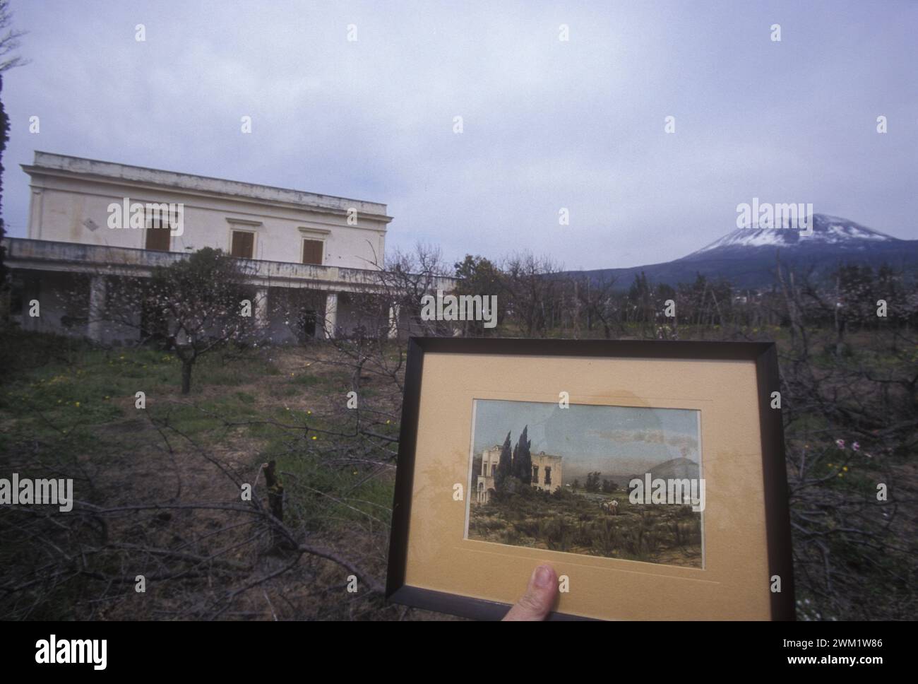 MME4730362 Torre del Greco (Neapel), 1998. Villa Ferrigni, auch bekannt als Villa delle Ginestre (Villa des Besen), verglichen mit einem Gemälde aus dem 19. Jahrhundert. Leopardi lebte hier seit Sommer 1836 bis zu seinem Tod im Februar 1837/Torre del Greco (Neapel) 1998. Villa Ferrigni, Detta Villa delle Ginestre, verglich eine 'Ära in einem Dipinto del diciannovesimo secolo. Qui Leopardi visse dall'Estate del 1836 alla sua morte, nel febbraio 1837 - reproduziert von Marcello Mencarini; (add.info.: Torre del Greco (Neapel), 1998. Villa Ferrigni, bekannt als Villa delle Ginestre (Villa des br Stockfoto